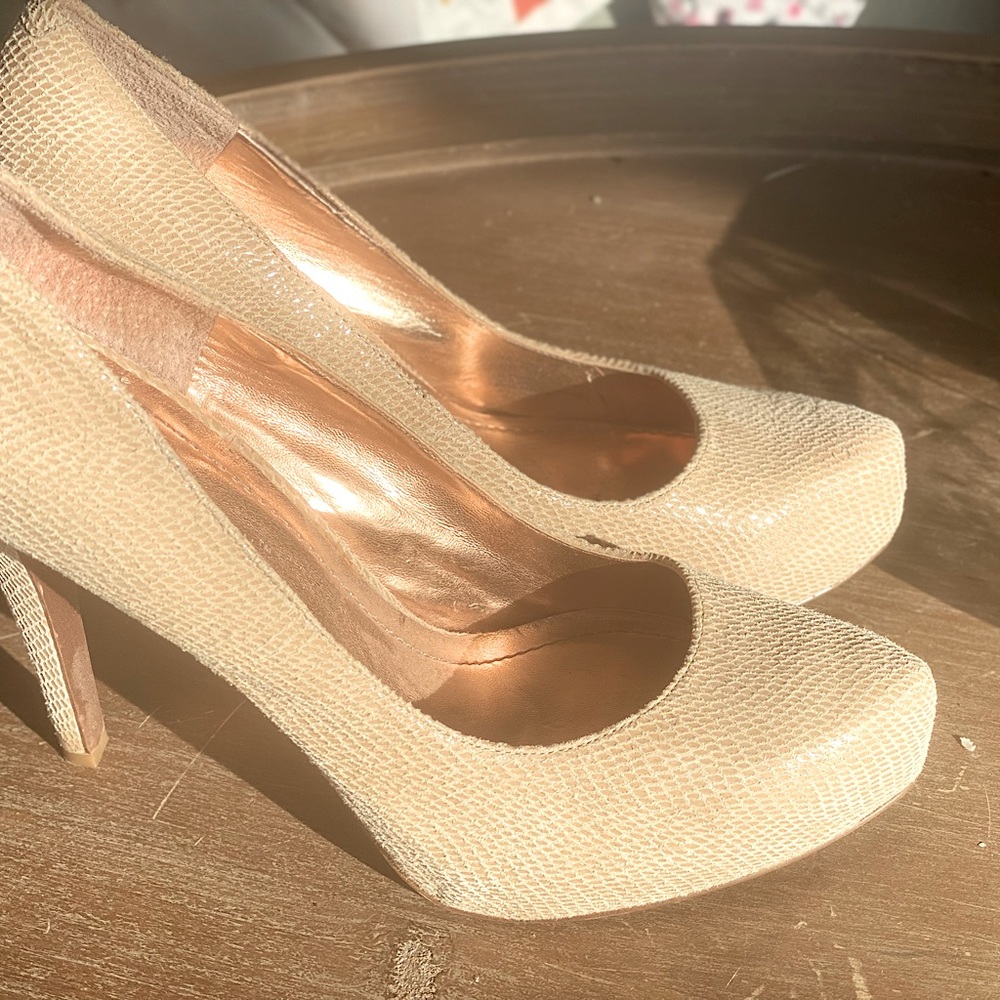 Beautiful nude embossed BCBG heels 38 size 8